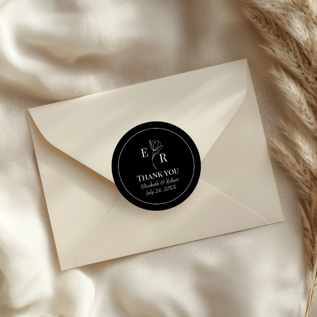 Black Floral Monogram Wedding Danke Runder Aufkleber (Black Floral Monogram Wedding Thank You Classic Round Sticker on an elegant wedding envelope.)