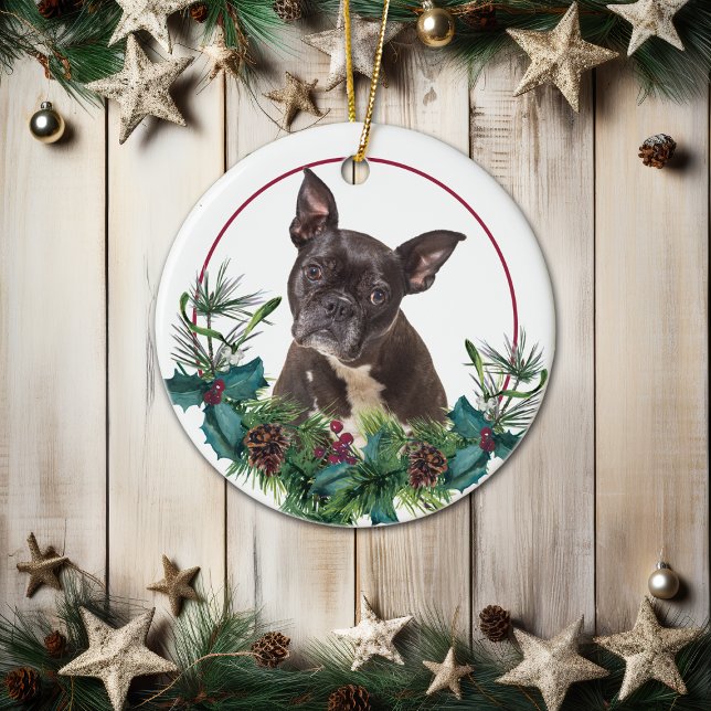 Black French Bulldog Evergreen Berry Wreath Keramik Ornament (Von Creator hochgeladen)