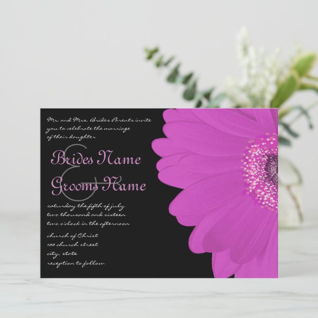 Black & Fuchsia Gerber Daisy Faire-part de mariage (Debout devant)
