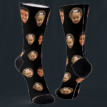 Black Funny Custom 2 Face Foto Mama Socken<br><div class="desc">Funny personalisiert 2 Gesicht Foto Crew Socken für Mütter. Um einen Ausschnitt des Gesichts Ihres Sohnes oder Ihrer Tochter wie im Beispiel zu verwenden, muss der Hintergrund transparent sein und das Dateiformat ein Ping. Sie können jede mobile oder computer App herunterladen oder das Programm mit dem Namen Canva oder Fotoshop...</div>