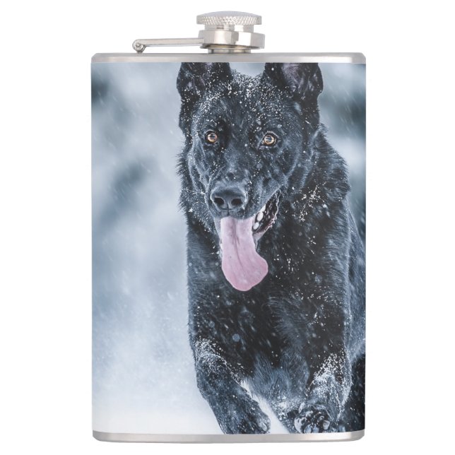 Black German Shepherd in snow Duvet Cover Flachmann (Vorderseite)