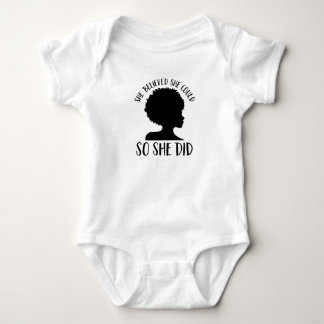 Black Girl Magic Sie glaubte, sie könnte es also t Baby Strampler