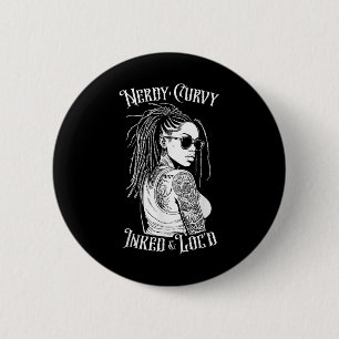 Black Girl Nerdy Curvy eingefärbt und Loc’d Tattoo Button