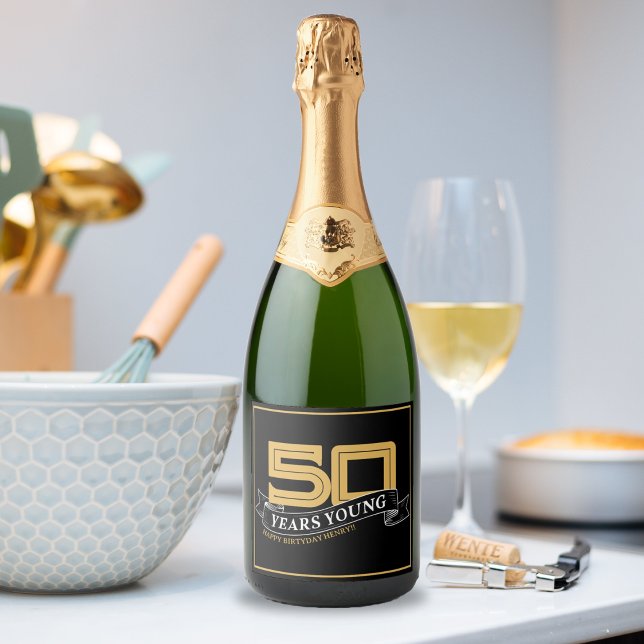 Black & Gold 50 Years Young Banner 50. Geburtstag (Black & Gold 50 Years Young Banner 50th Birthday Sparkling Wine Label)