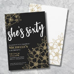 Black Gold 60. Geburtstagsparty Einladung<br><div class="desc">Chic Sixty Black Gold 60. Geburtstag Party Einladung. Eine lustige, aber elegante 60. Geburtstagsfeier mit gürtelgoldenen, schwarz-weißen Blume für die Jungen im Herzen. Bitte beachten Sie, dass es keinen Goldschimmer oder keine Folie gibt, es ist einfach eine Farbe. Ein spielerisches Blume-Muster umrahmt eine Schriftzeichen-Typografie "she's sechzig" mit einem klassischeren Serif-Schriftart....</div>