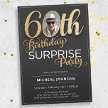 Black Gold Custom Foto Überraschung 60. Geburtstag Einladung<br><div class="desc">Black Gold Custom Foto Überraschung 60. Geburtstag Einladung. Diese Einladung zeichnet sich durch ein schlankes Design mit einem klaren, leicht lesbaren Text aus, der gewährleistet, dass alle wichtigen Details mühelos übersetzt werden. Das Hinzufügen von Imitat-Folienakzenten in schillerndem Gold vor schwarzem Hintergrund schafft einen auffallenden visuellen Effekt und verleiht dem Gesamtbild...</div>
