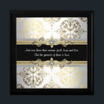 Black Gold Damask Bibel Verse Geschenkbox<br><div class="desc">Schwarzer Damast-Sake-Geschenkboxen. Schwarze Goldkeepake-Geschenkboxen Elegante schwarze Geschenkboxen. Schwarze Damast-Gold-Geschenkboxen. Goldschmuckkasten aus schwarzem Gold. Bibelgeschenke. Religiöse Geschenke. Schöner schwarzer und goldener Damast mit anpassbarem Bibelvers auf der Vorderseite. Beautiful wie es ist, oder Sie können Ihre Details zu der Vorderseite hinzufügen, indem Sie einfach die orange "Anpassen Sie es!" wählen! -Taste, um...</div>