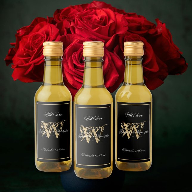 Black & Gold Elegante Monogram Chic Mini Wedding Weinetikett (Black and Gold Elegant Monogram and Names Chic Mini Wedding Wine Labels.)