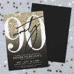 Black Gold Glitzer 90. Geburtstag Einladung<br><div class="desc">Moderner Glitzer 90. Geburtstagsparty Einladung. Feiern Sie neunzig im Stil mit diesem kühlen und schicken Design. In der oberen Hälfte befindet sich eine weiße "90" mit einem handgeschriebenen schwarzen Drehbuch "90", das auf einem Imitat mit einem goldenen Glitzer-Hintergrund stehend ist, der in einen schlichten schwarzen Farbverlauf verblasst. Der untere Teil...</div>