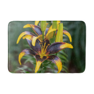 Black Gold Hybrid Asiatic Lily, Blumenfotografie Badematte