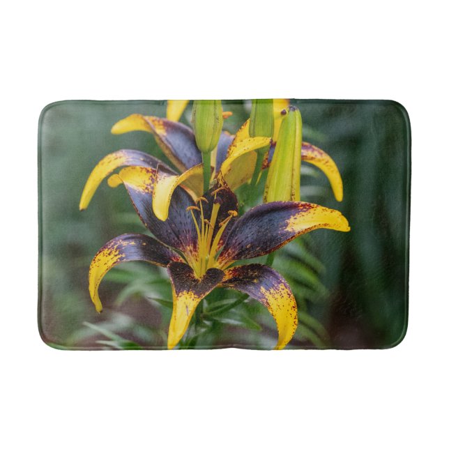 Black Gold Hybrid Asiatic Lily, Blumenfotografie Badematte (Vorderseite)