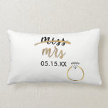 Black & Gold Miss Mrs. Name Datum Lumbar Kissen<br><div class="desc">Ist das nicht niedlich! Super trendige Schwarz, Weiß und Imitat Goldfolie umkehrbar Lumbalkissen mit 'miss' und 'mrs' in einem niedlichen handgearbeiteten Skript-Schriftart, mit 'miss' durch ein Imitat mit Goldfolie abgeschnitten, und Imitate Gold-Folie Diamantring in der unteren rechten Ecke. In dazwischen ist ein Textfeld für Sie anpassen: denken Sie an Ihr...</div>