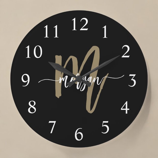 Black Gold Modern Script Monogram Name Große Wanduhr (Von Creator hochgeladen)