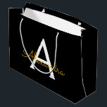Black Gold Modernes Script Giron Monogram Name Große Geschenktüte<br><div class="desc">Schwarz und Gold einfache Script Monogram Name Geschenktasche. Das macht den perfekten 16 Geburtstag,  Hochzeit,  Brautparty,  Jubiläum,  Babydusche oder Junggeselinnen-Abschied Geschenktasche für jemanden,  der Lieben glamourösen Luxus und schicke Stile.</div>