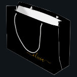 Black Gold Modernes Script Giron Monogram Name Große Geschenktüte<br><div class="desc">Schwarz und Gold einfache Script Monogram Name Geschenktasche. Das macht den perfekten 16 Geburtstag,  Hochzeit,  Brautparty,  Jubiläum,  Babydusche oder Junggeselinnen-Abschied Geschenktasche für jemanden,  der Lieben glamourösen Luxus und schicke Stile.</div>
