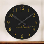 Black Gold Modernes Script Giron Monogram Name Große Wanduhr<br><div class="desc">Schwarz und Gold Einfache Script Monogram Name Clock. Das macht den perfekten 16 Geburtstag,  Hochzeit,  Brautparty,  Jubiläum,  Babydusche oder Junggeselinnen-Abschied Geschenk für jemanden,  der Lieben glamourösen Luxus und schicke Stile.</div>