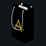 Black Gold Modernes Script Giron Monogram Name Kleine Geschenktüte<br><div class="desc">Schwarz und Gold einfache Script Monogram Name Geschenktasche. Das macht den perfekten 16 Geburtstag,  Hochzeit,  Brautparty,  Jubiläum,  Babydusche oder Junggeselinnen-Abschied Geschenktasche für jemanden,  der Lieben glamourösen Luxus und schicke Stile.</div>