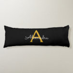 Black Gold Modernes Script Giron Monogram Name Seitenschläferkissen<br><div class="desc">Schwarz und Gold einfache Script Monogram Name Body Pillow. Das Kissen macht den perfekten 16 Geburtstag,  Hochzeit,  Brautparty,  Babydusche oder Junggeselinnen-Abschied Geschenk für jemanden,  der sein Zimmer in Rose Gold dekoriert.</div>