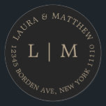 Black Gold Monogram Wedding Runder Aufkleber<br><div class="desc">Moderner und minimalistischer Hochzeitsaufkleber mit Ihren zwei ersten Monogrammen und Ihrer Adresse. Ein schlichtes Design,  das noch immer elegant und stilvoll wirkt. Diese Umschläge sind eine hervorragende Möglichkeit,  um Ihrer Hochzeitssuite eine elegante Touch hinzuzufügen.</div>