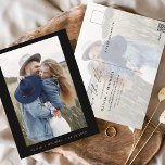 Black Gold Save the Date Postcard Foto Minimalisti Postkarte<br><div class="desc">Schwarze und goldene Hochzeit Speichern Sie die Datumskarten,  die ein Foto auf der Vorderseite haben. Die Save the Date-Karten enthalten eine moderne,  handgeschriebene,  kursive Schriftzeichen-Typografie,  die elegant,  einfach und modern nach einem einfachen Hochzeitstag-Fest zu verwenden sind.</div>