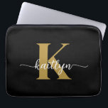 Black Gold Script Monogram Laptopschutzhülle<br><div class="desc">Diese einfache,  elegante 13" Notebook-Hülle mit Ihrem Vornamen in einem trendigen Script-Schriftart in Weiß und Ihre erste Erstaufnahme in einem modernen Mütze-Schriftart in Gold ist perfekt für Sie. Es ist stilvoll und trendig und dennoch sehr klassisch. Es ist einzigartig - wie du!</div>