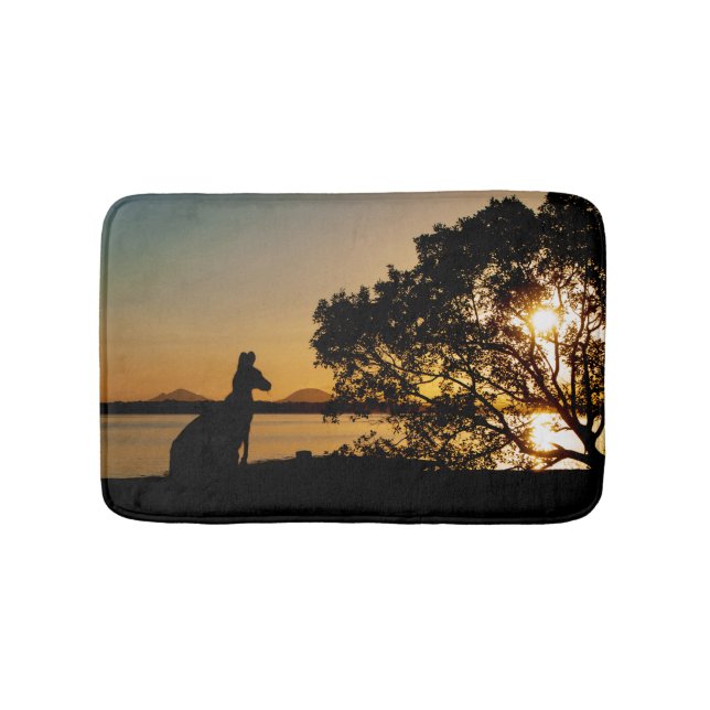Black & Gold Sunset Kangaroo Tree Silhouette Badematte (Vorderseite)