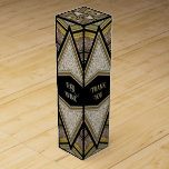 Black Gold Triangle Sparkler Art Deco Weinbox<br><div class="desc">Black Gold Triangle Sparkler Art Deco inspiriertes Muster Design - Stilvolles Vintages Art Deco inspiriert in glitzerndem Gold und Schwarz mit einem vergoldeten,  anpassbaren Textbereich. Personalisieren Sie Ihre Veranstaltung oder Ihr Produkt zum Anzug. Mit Liebe gemacht webgrl.art</div>