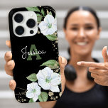 Black Gold Watercolor Floral Monogram Script Chic iPhone 16 Pro Hülle<br><div class="desc">Eine schicke, atemberaubende, raffinierte, weiße und Imitate goldene Aquarellfarbe mit personalisierter Skripttypografie und einer san-Serif-Monogramm-Initial-Overlay mit einem dramatischen schwarzen Hintergrund auf diesem schicken, eleganten, modernen Handy-Gehäuse. Personalisieren Sie mit Ihrem Namen und Monogramm. Macht jedes Mal, wenn ihr es benutzt, eine lustige und stilvolle Aussage. Ein großartiges Geschenk für einen Freund...</div>