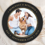 Black Gold Wedding Personalisiertes Foto Runder Aufkleber<br><div class="desc">Fügen Sie Ihre Hochzeit mit diesen niedlichen Foto-Aufklebern die Touch zum Abschluss hinzu. Ideal, um Ihre Gastgeschenke Hochzeiten an alle Ihre Gäste zu kennzeichnen, und für Umschlagaufkleber, die Dankkarten aussenden . Passen Sie diese Foto-Aufkleber mit Ihrem Lieblings-Paare-Foto, Hund der Ehre Foto, oder Ihr frisch verheiratetes Foto mit Ihrem Hund, personalisieren...</div>