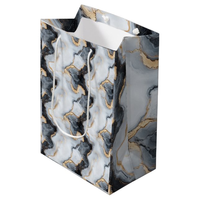 Black, Gold & White Marble Print Designer Gift Bag Mittlere Geschenktüte (Vorderseite Schrägansicht)