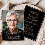 Black & Gold zum Geburtstag zum 60-jährigen Foto Einladung<br><div class="desc">Feiern Sie stilvoll mit diesem eleganten Foto in Schwarz und Gold. Dieses moderne Design mit einem kühnen "Cheers to 60 Years"-Skript, das mit Ihrem Foto gepaart ist, eignet sich hervorragend, um einen Meilenstein des Geburtstages zu würdigen. Die Vorderseite zeigt den Ehrengast, während die Rückseite alle Details des Party in einem...</div>