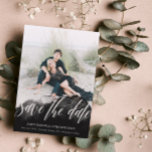 Black Gossamer Overlay Doppelseitiges Foto Rette d Save The Date<br><div class="desc">Schöne und einzigartige Save the Date-Karte mit einem schwarzen Gossamer-Overlay mit Save the Date ausgeschnitten,  sodass Ihr Foto in einem hübschen Wirblen Skript durchläuft. Fügen Sie der Rückseite ein weiteres Foto mit den Details Ihrer Hochzeit hinzu.</div>