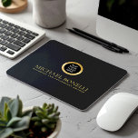 Black Gray Leather Luxury Gold RUND Logo Mousepad<br><div class="desc">Erweitern Sie Ihren Arbeitsbereich mit diesem BLACK GRAY Leder-Druckmauspad, das Stil und Funktionalität kombiniert. Mit einem luxuriösen Gold-Logo und der Möglichkeit, zwei Zeilen Text hinzuzufügen, ist dieses Mauspad perfekt für die Personalisierung mit Ihrem Namen, Ihrer Firma, Ihrer Firma oder anderen Details Ihrer Wahl. Ideal für kleine Unternehmen oder Unternehmen, die...</div>