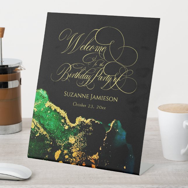 Black Green Gold Vintag Script Schriftart Geburtst Sockelschild (In Situ)