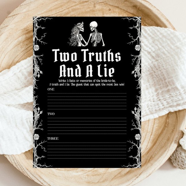 Black Halloween Skeleton Zwei Wahrheiten und ein L Einladung (Black Halloween Skeleton Two Truths and a Lie Game)