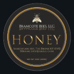 Black Honey Label mit Vintager Metallic-Goldbiene Runder Aufkleber<br><div class="desc">Der Name der Bibliothek sieht phantastisch aus in einem klassischen, weiß dekorativen Schriftart, der auf schwarzem Hintergrund kunstvoll in dunklem Gold reflektiert wird. Kontaktinformationen, Anschrift und Honignettogewicht werden im unteren Teil des Etiketts unter dem Wort "HONEY" geschrieben, das in einem goldgelben metallischen Schriftart im Mittelpunkt steht. Umrechnung des Nettogewichts von...</div>
