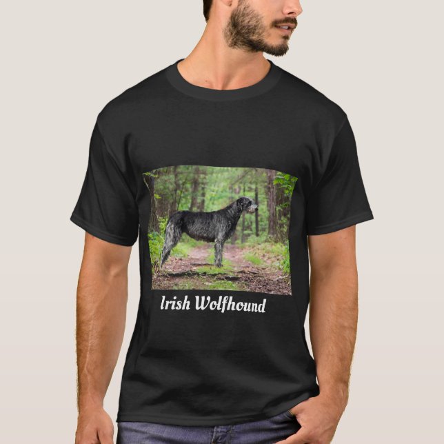 Black Irish Wolfhound posiert im Wald  T-Shirt (Vorderseite)
