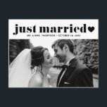 Black Just Married Retro Fett Typografie Foto Postkarte<br><div class="desc">Nur verheiratet! Ankündigen Sie Ihre Entdeckung oder Hochzeit mit dieser soeben verheirateten Postkarte. Es zeigt Retrofett-Typografie mit Herzakzent. Personalisieren Sie Ihre persönlichen Daten, indem Sie Ihre Namen, Ihr Hochzeitdatum, Ihre Nachricht und Ihre Fotos hinzufügen. Diese soeben verheiratete Karte ist perfekt für jedes Hochzeitsthema und jede Jahreszeit. Es ist als Flachkarte,...</div>