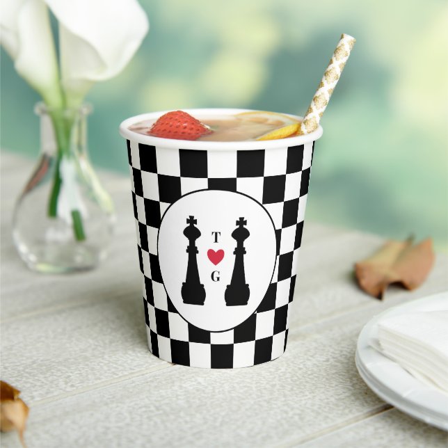 Black King Schach Pieces Gay Wedding Monogram Pappbecher (In Situ)