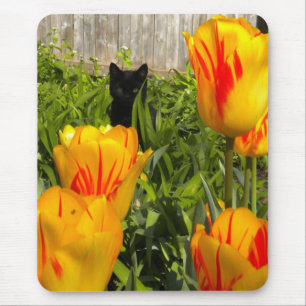 Black Kitten im Tulip Garden Mousepad