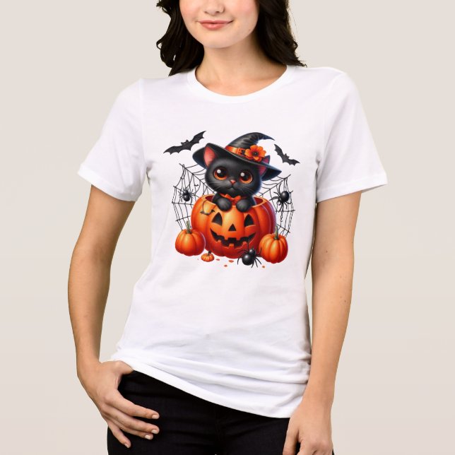 Black Kitten in einem Halloween-Kürbis Tri-Blend Shirt (Vorderseite)