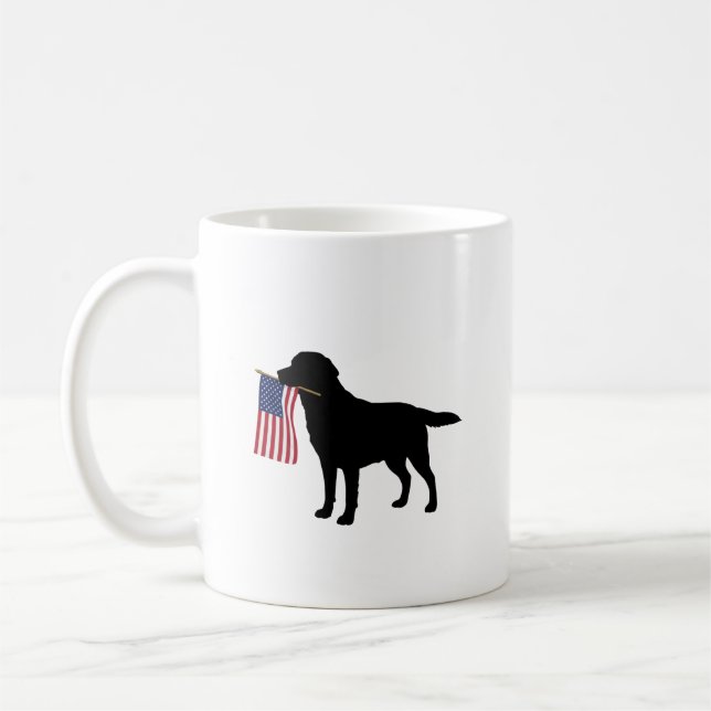 Black Lab Hund Holding 4. Juli Patriotic USA Flag Kaffeetasse (Links)