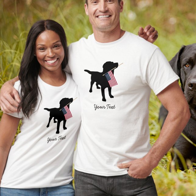 Black Lab Hund mit amerikanischer Flagge, 4. Juli T-Shirt (Von Creator hochgeladen)