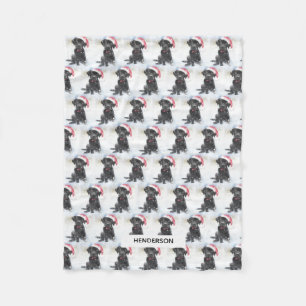 Black Lab-Welpe in Weihnachtsmannmütze oder benutz Fleecedecke