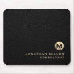 Black Leather Gold Monogram Mousepad<br><div class="desc">Fügen Sie dem Arbeitsbereich mit diesem personalisierten, schwarzen Leder- und Monogramm-Mauspad eine Touch Raffinesse hinzu. Die klassische Blocktypografie und die gebürstete Monogramm-Medaille mit Ihren Initialen machen sie zu einem perfekten Accessoire für Ihre Zuhause oder Ihr Büro. Die glatte Oberfläche und die rutschfeste Unterlage sorgen für optimale Mausleistung, sodass dieses Mauspad...</div>