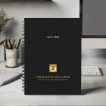 Black Leather Look Gold Firmenlogo und Name Planer<br><div class="desc">Bleibe und erhöht Ihr berufliches Image mit unserem Custom Spiral Planner, mit einem raffinierten Black Leder-Look Design, das Eleganz mit Funktionalität verbindet. Ein anpassbarer Platz auf dem Cover ermöglicht es Ihnen, Ihr Firmenlogo auf einer goldenen Textur deutlich sichtbar zu machen, während zwei zusätzliche Zeilen bearbeitbaren Textes Platz für Ihren Firmennamen...</div>