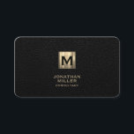 Black Leather Luxury Gold Monogram Visitenkarte<br><div class="desc">Moderne luxuriöse mit Monogramm Visitenkarte in Imitate schwarz aussehen (gedruckt) mit einem Imitat gold metallic glänzend monogramm medallion (bedruckt). Auf beiden Seiten einfach zu personalisieren. Geeignet für Berater,  echte Anwesen-Agent,  persönliche Stylist,  Makeup-Künstler,  Friseurer,  Salon-Manager,  Zuhause-Innenarchitekten oder Architekten,  Boutiquen-Besitzer,  Lifestyle-Blogger,  Künstler,  Luxusdienstleister oder andere berufliche Unternehmen.</div>