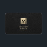 Black Leather Luxury Gold Monogram Visitenkarte<br><div class="desc">Moderne luxuriöse mit Monogramm Visitenkarte in Imitate schwarz aussehen (gedruckt) mit einem Imitat gold metallic glänzend monogramm medallion (bedruckt). Auf beiden Seiten einfach zu personalisieren. Geeignet für Berater, echte Anwesen-Agent, persönliche Stylist, Makeup-Künstler, Friseurer, Salon-Manager, Zuhause-Innenarchitekten oder Architekten, Boutiquen-Besitzer, Lifestyle-Blogger, Künstler, Luxusdienstleister oder andere berufliche Unternehmen.</div>