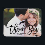 Black Lettering Modernes Foto Hochzeit Vielen Dank Magnet<br><div class="desc">Mit unserem individuell anpassbaren Foto Hochzeitsmagnet mit eleganter moderner Kalligraphie bedanken wir uns für Ihre Dankbarkeit. Dieses Design verbindet die persönliche Stimmung mit dem zeitgenössischen Stil und ist somit der perfekte Weg, um Ihren Gästen für ihren besonderen Tag zu danken. Zeigen Sie Ihre Lieblings-Hochzeitsfeiern mit einer persönlichen Touch, die den...</div>
