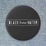 Black Lives Materie | BLM Race Equality Modern Button<br><div class="desc">Ein einfaches,  stilvolles "Black Life Materie" zitiert Kunstdesign mit zeitgenössischer urbaner Typografie und einer einfachen,  kühnen Grenze. Unser minimalistisches,  modernes,  einfarbiges Schwarz-Weiß-Design wird von der BLM-Bewegung inspiriert,  um das Bewusstsein für Rassismus und Rassengleichheit zu schärfen.</div>